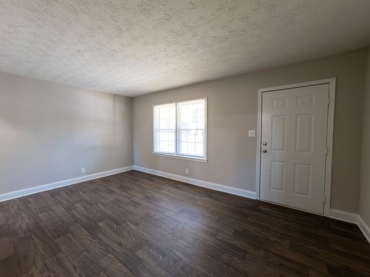 Beautiful Renovated Home Apartments - Photo 5 of 18