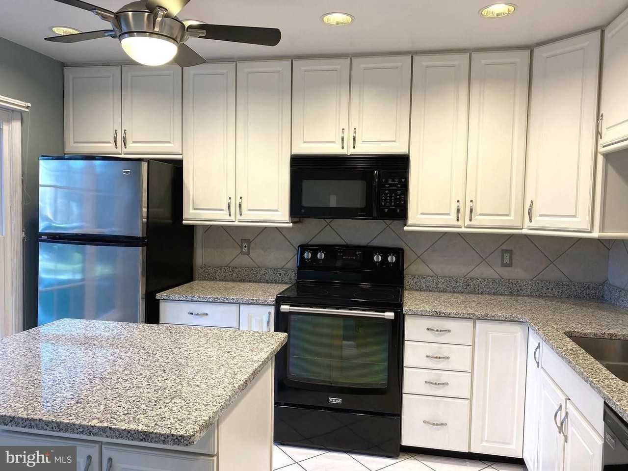 13 Dickens Sq - Photo 5 of 12