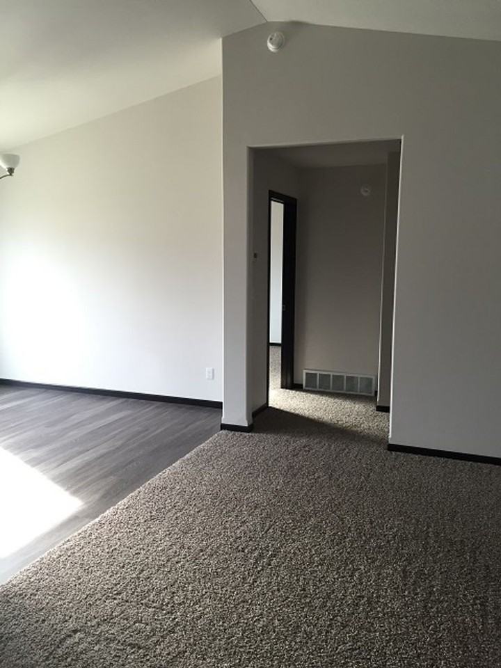 1019 29th Ave W - Photo 3 of 4