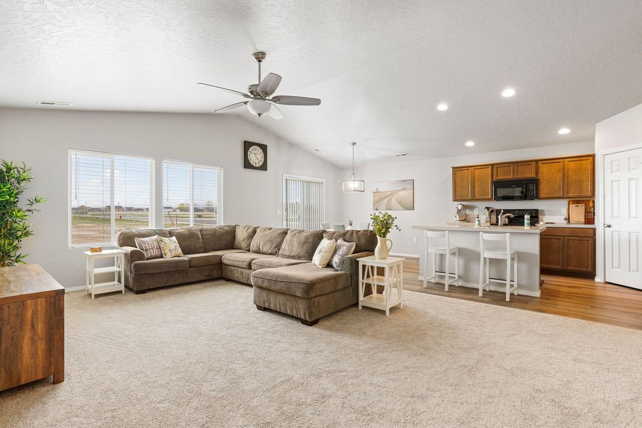 12807 Carkhill St - Photo 4 of 18