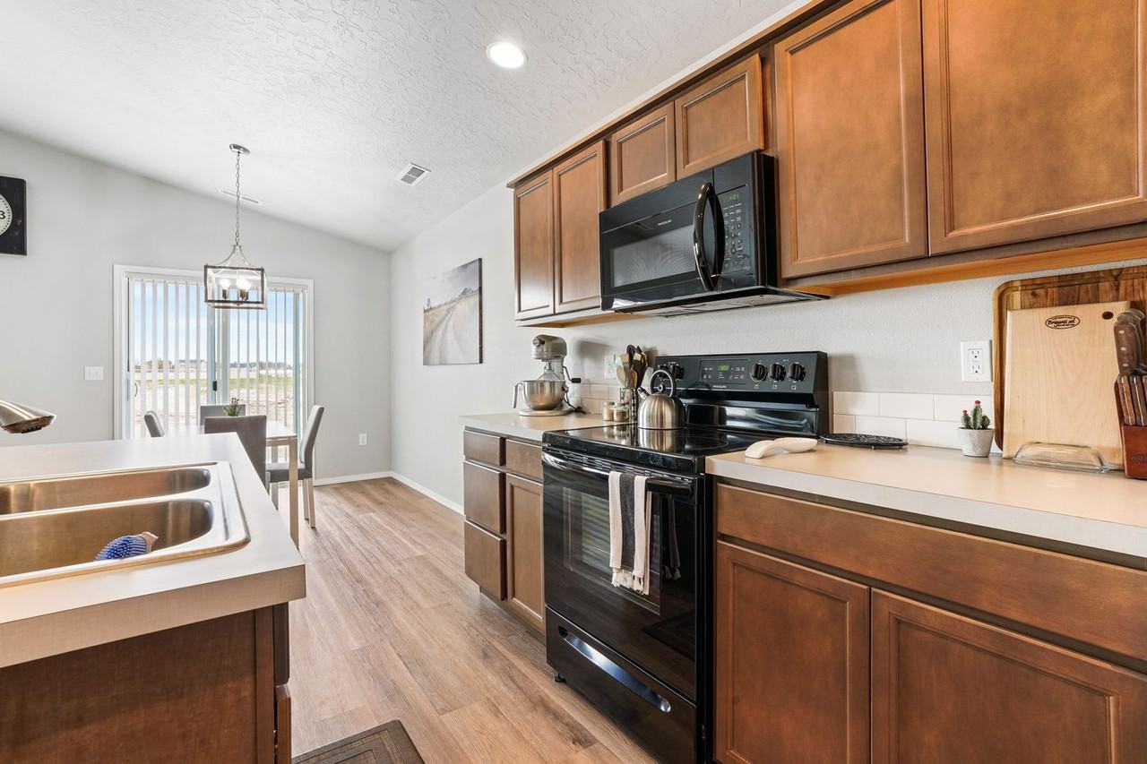 12807 Carkhill St - Photo 5 of 18