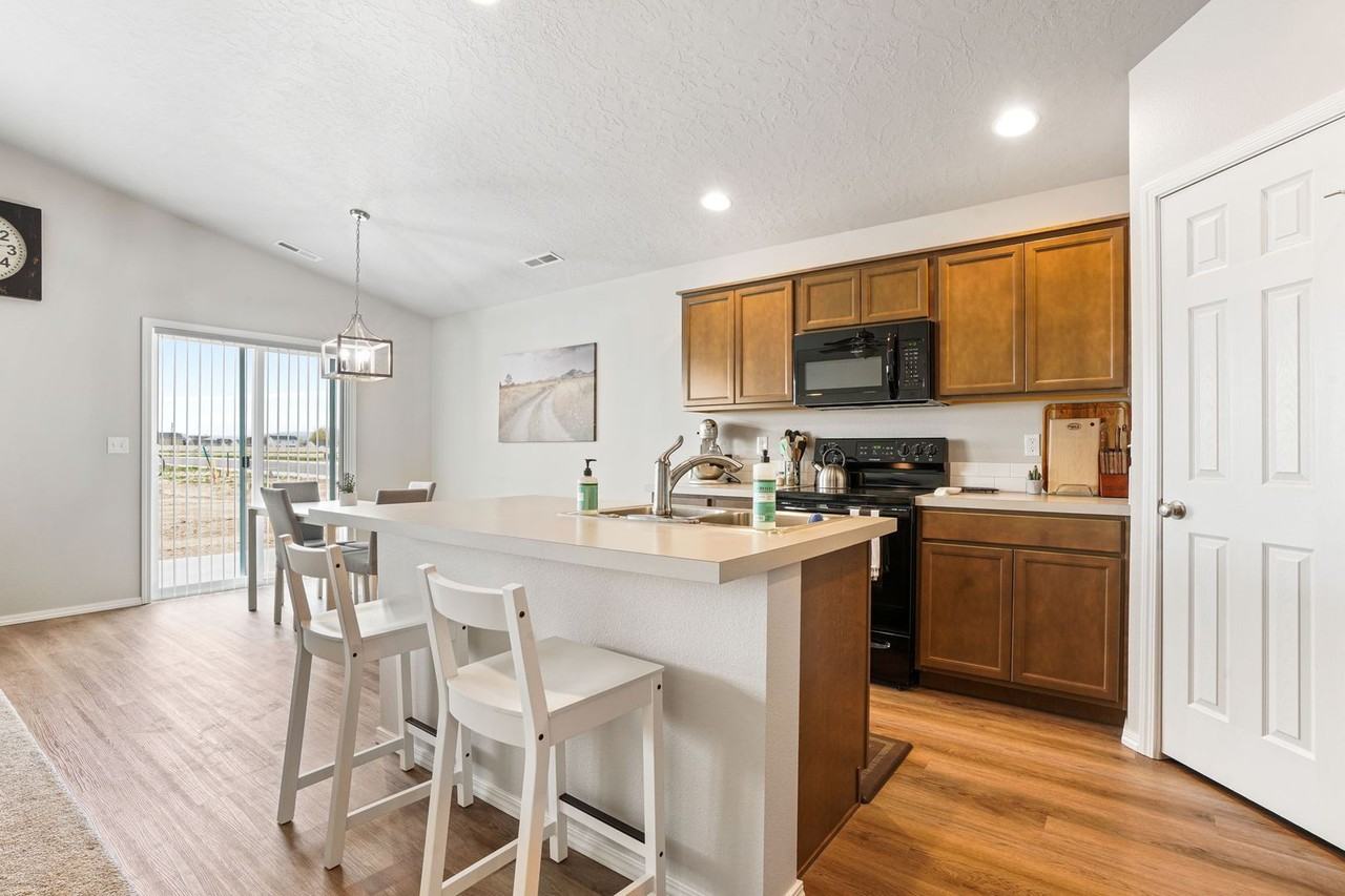 12807 Carkhill St - Photo 6 of 18