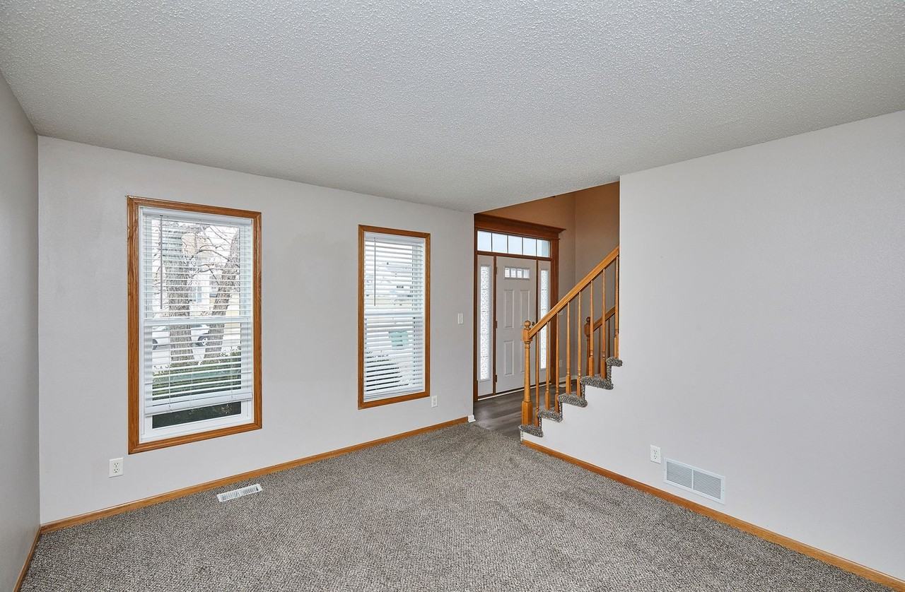 1913 Nw Pleasant St - Photo 3 of 31