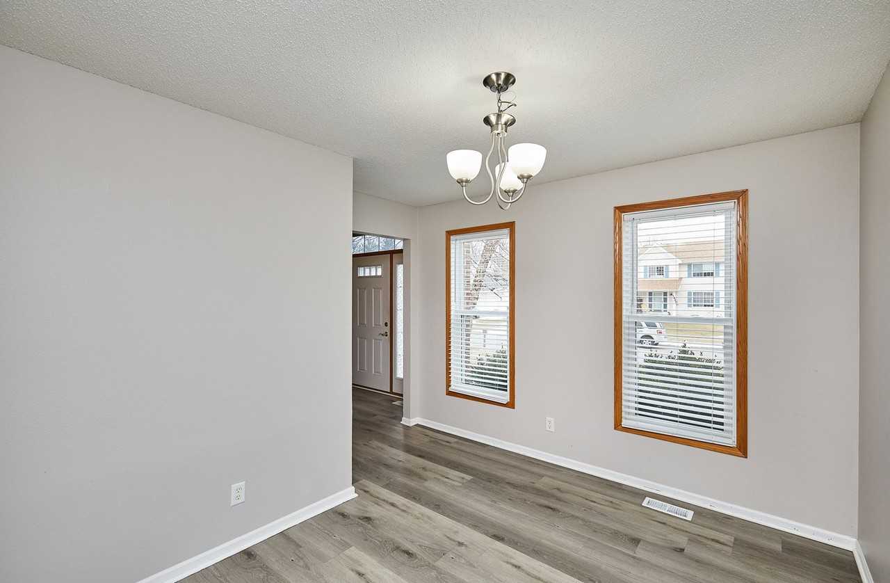 1913 Nw Pleasant St - Photo 4 of 31