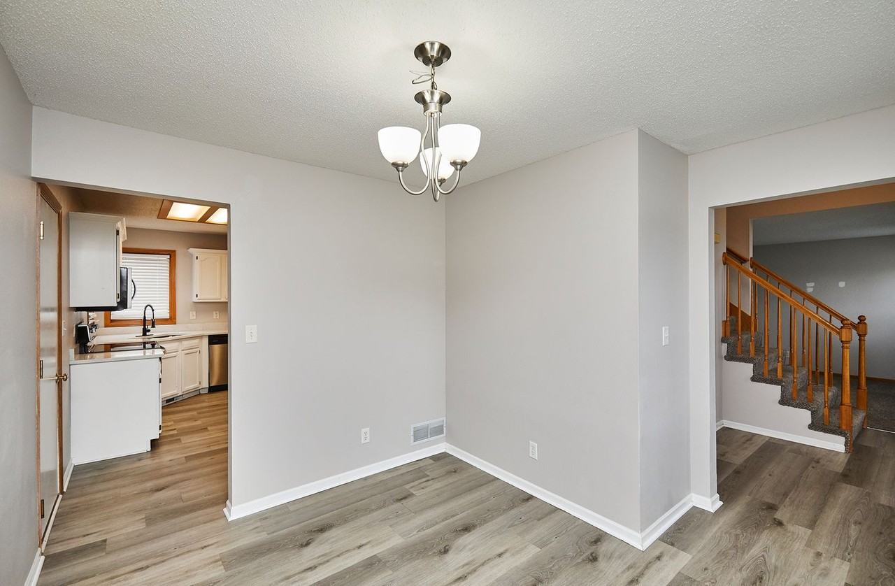 1913 Nw Pleasant St - Photo 5 of 31