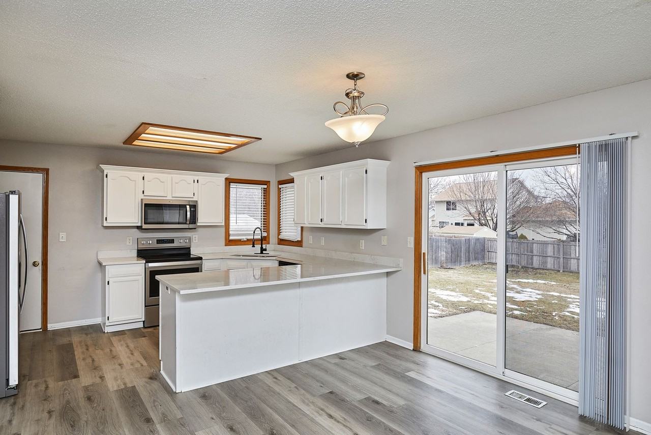 1913 Nw Pleasant St - Photo 7 of 31