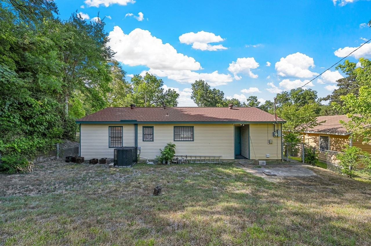 2557 Talco Dr - Photo 3 of 4