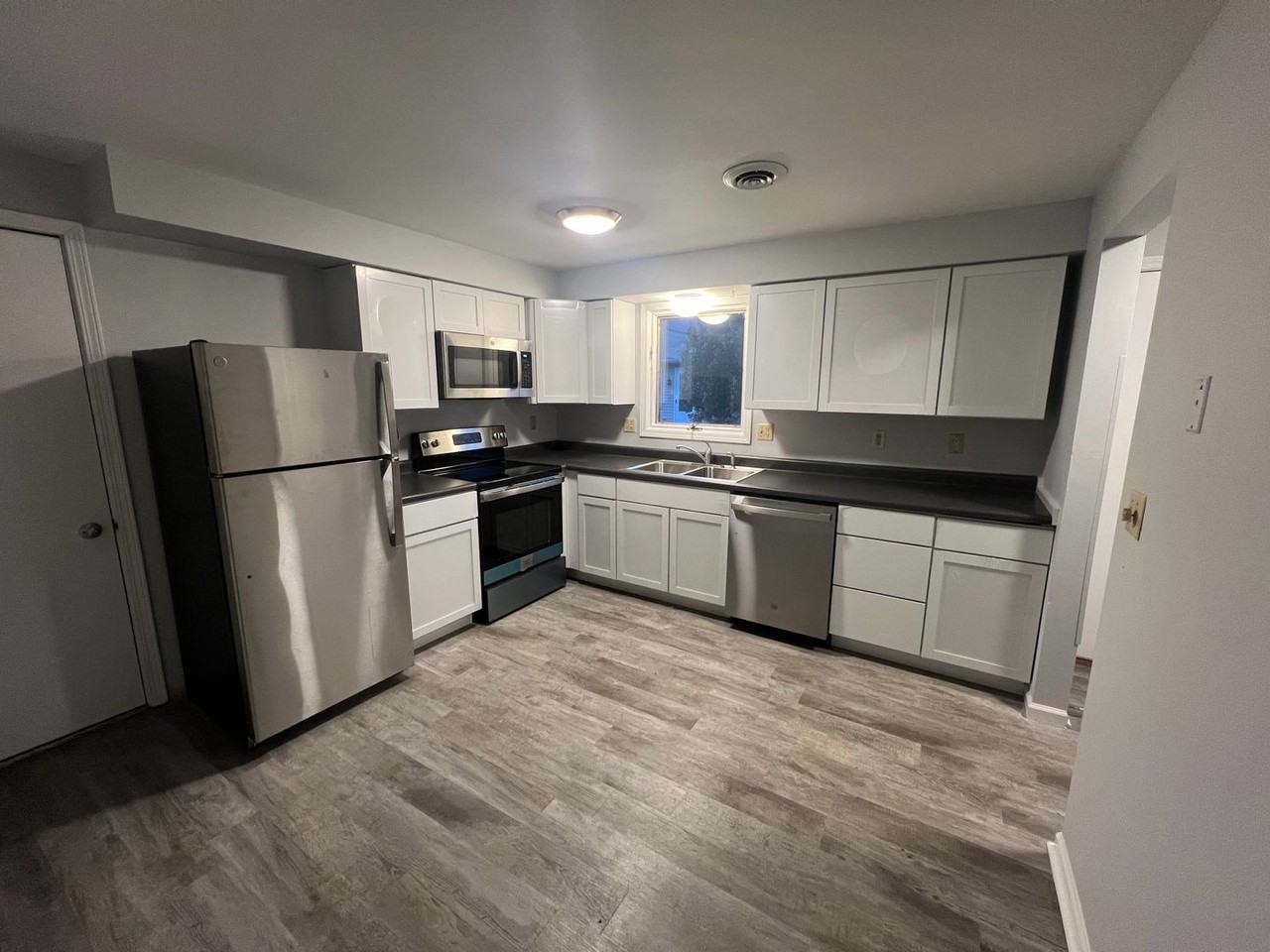 5621 Bluebird Ct - Photo 3 of 19