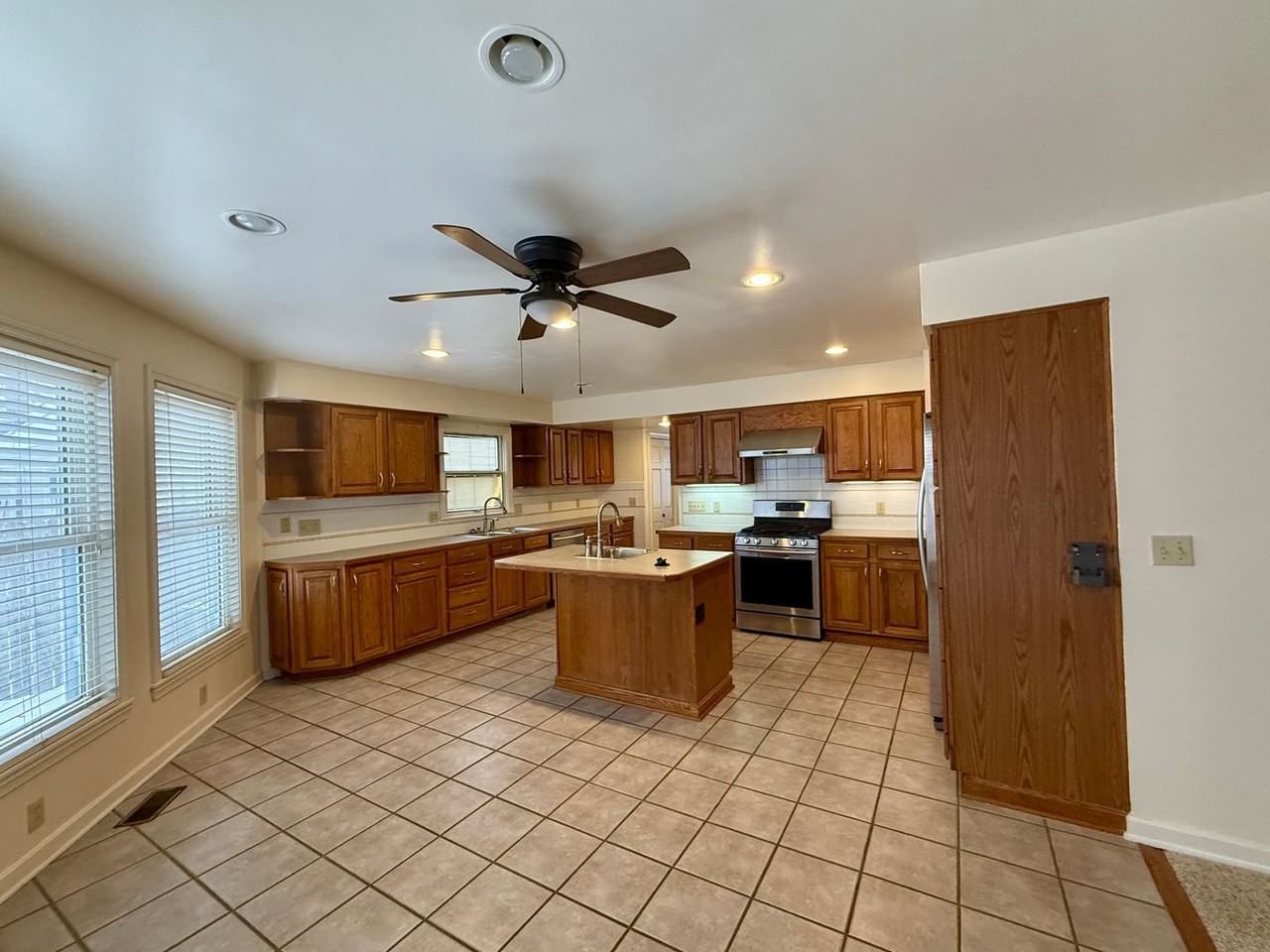 3252 Medina Ave - Photo 4 of 15