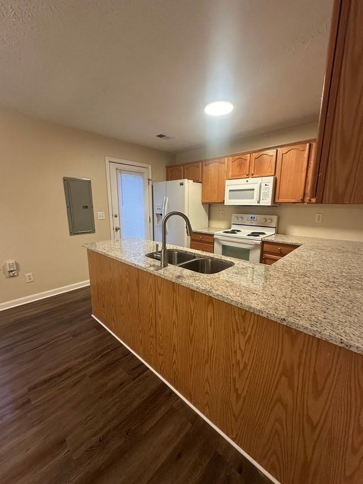 205 E Higgins St - Photo 2 of 13