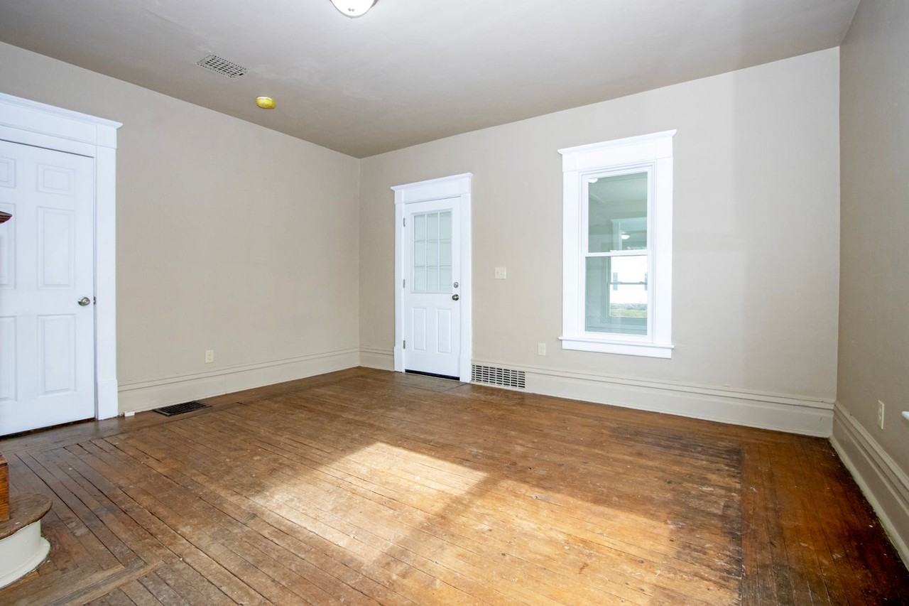 554 Northwestern Ave - Photo 4 of 24