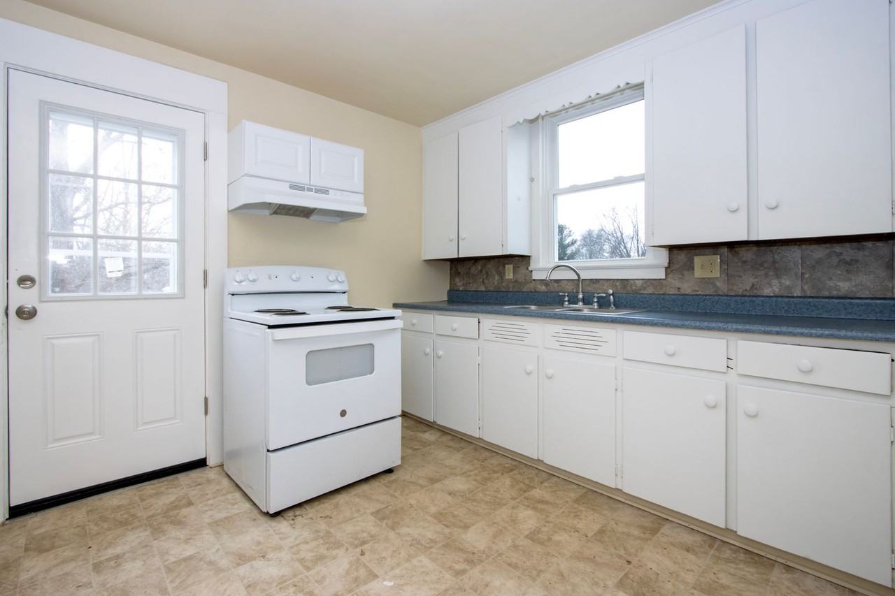 554 Northwestern Ave - Photo 7 of 24