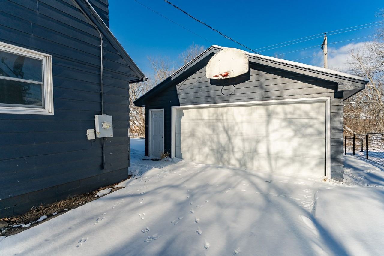 633 23rd St Ne - Photo 6 of 24