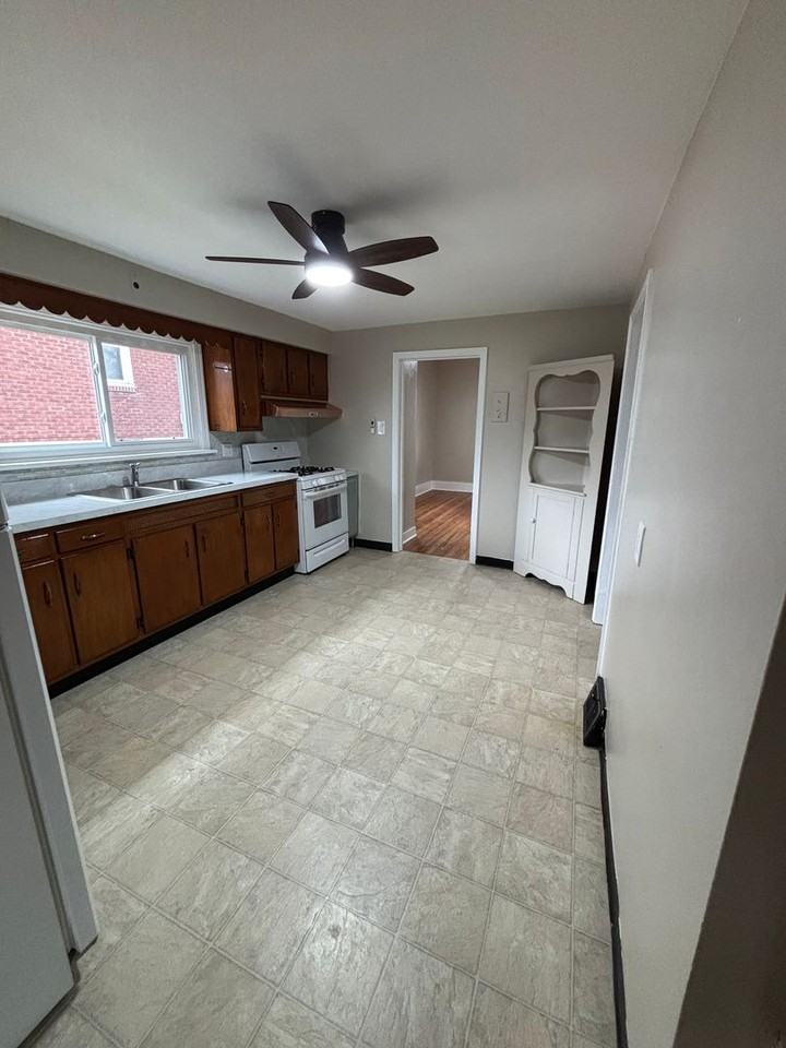 430 Newkirk St - Photo 3 of 22