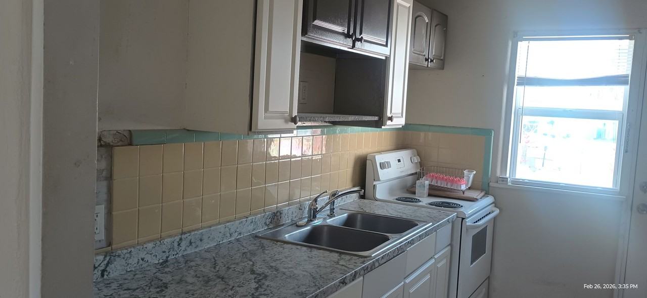 135 Armstrong St - Photo 5 of 9