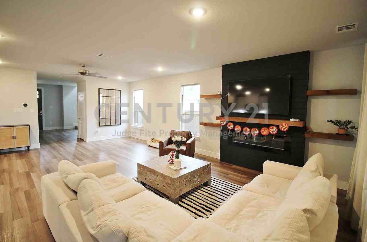218 Mockingbird Dr - Photo 3 of 13