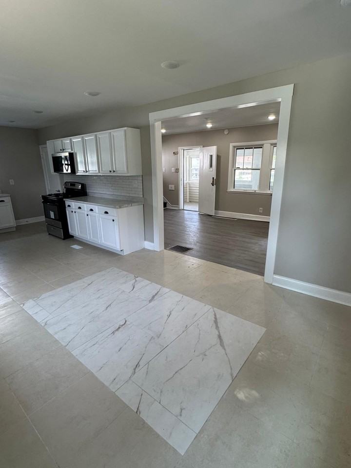 445 W 25th St #1 - Photo 2 of 18