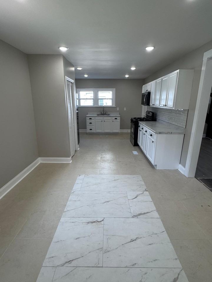 445 W 25th St #1 - Photo 3 of 18