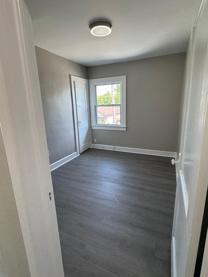 445 W 25th St #1 - Photo 7 of 18