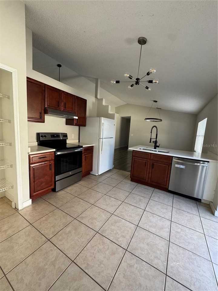 1402 Clark St - Photo 3 of 16