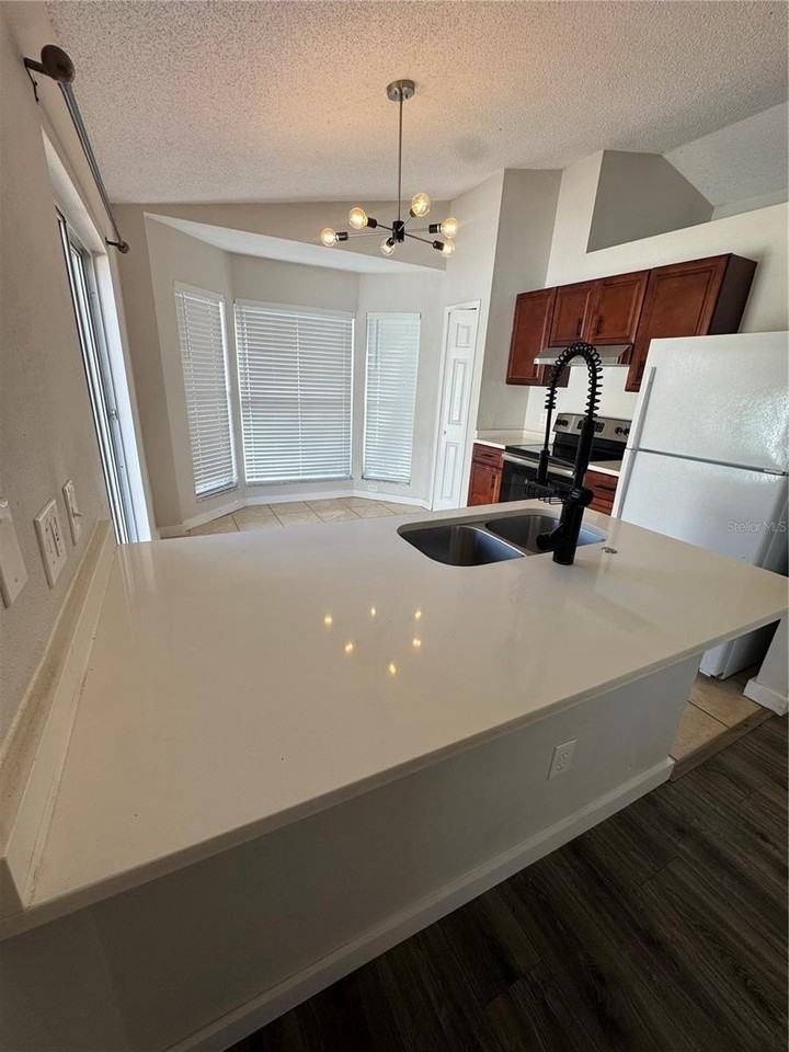 1402 Clark St - Photo 4 of 16