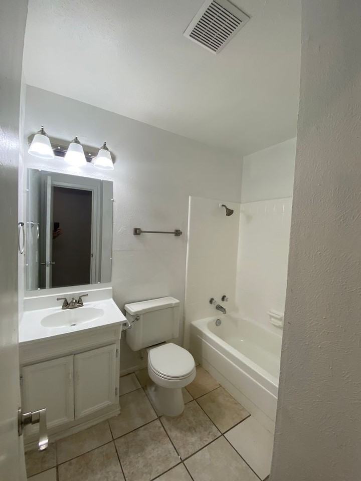 Palms Apartments - Photo 6 of 6