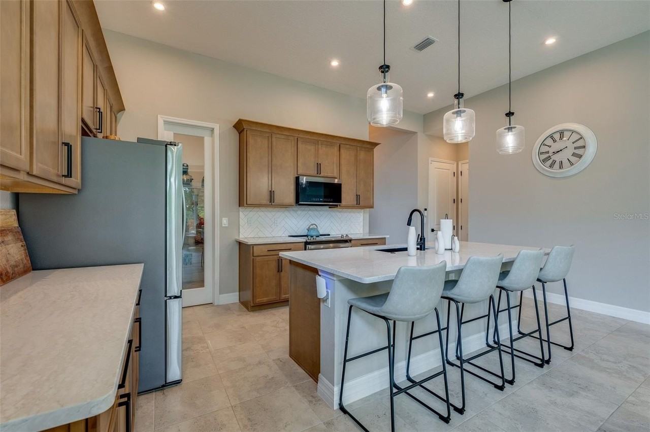 887 Lakehill Way - Photo 7 of 44