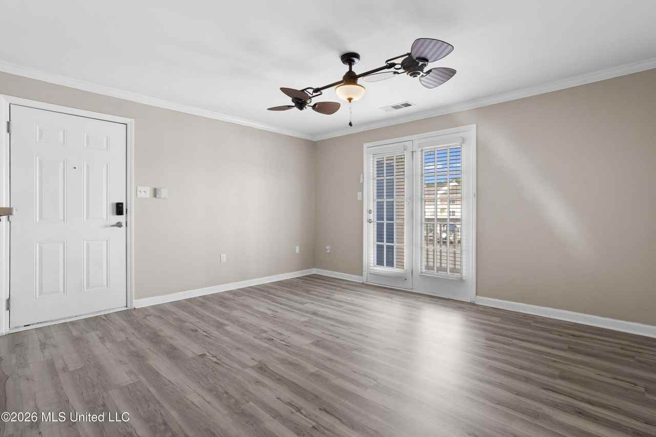 2421 Beachview Dr Apt H06 - Photo 3 of 37