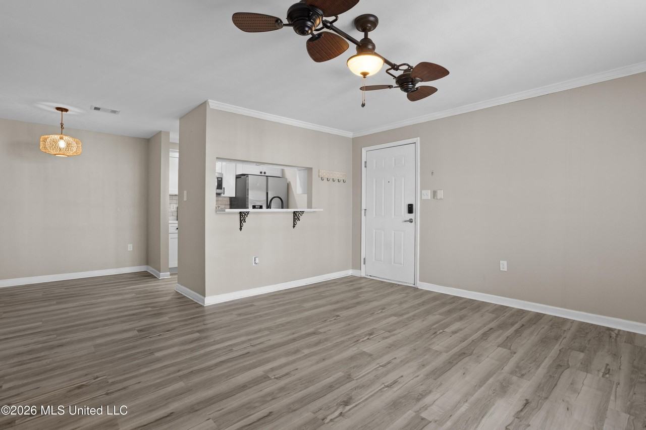 2421 Beachview Dr Apt H06 - Photo 4 of 37