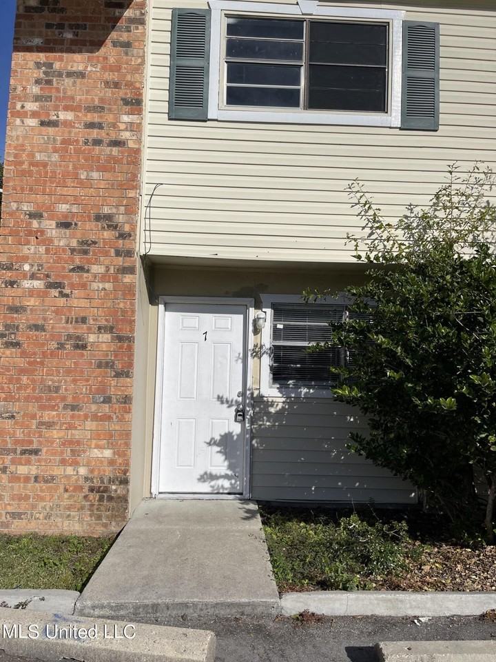 3419 Hospital St Apt 7 - Photo 2 of 11