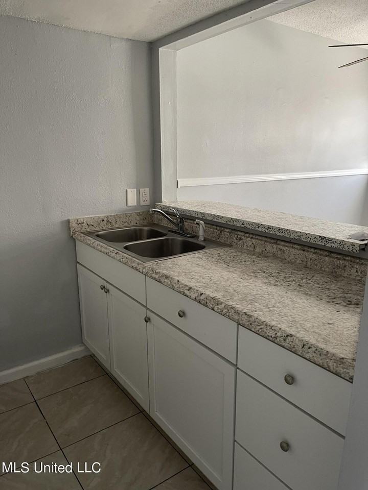 3419 Hospital St Apt 7 - Photo 4 of 11