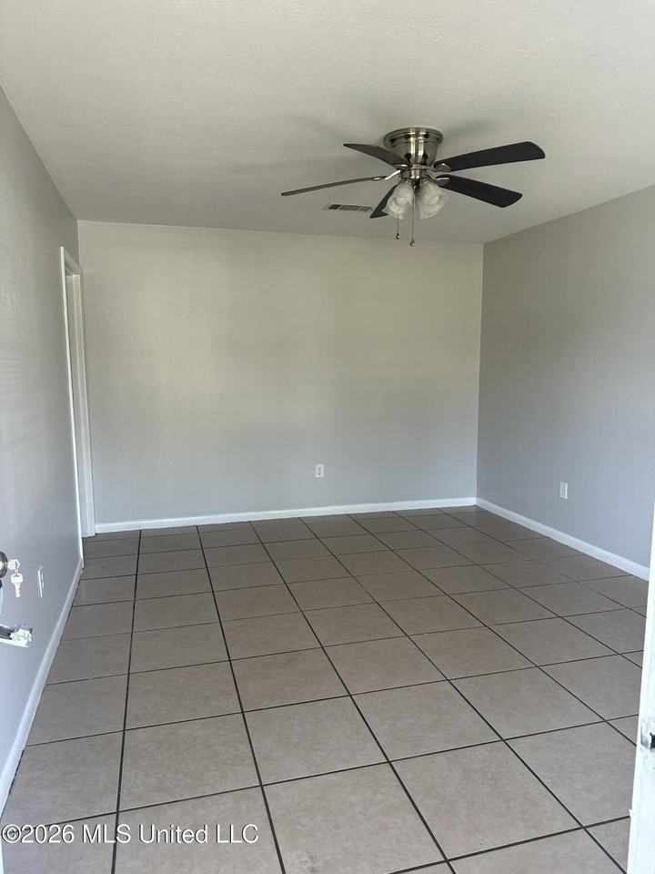 2735 Ridgeway Dr - Photo 2 of 14