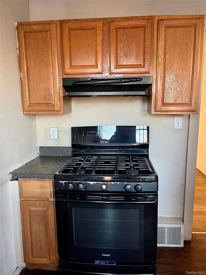 70 Linden Ave - Photo 5 of 13