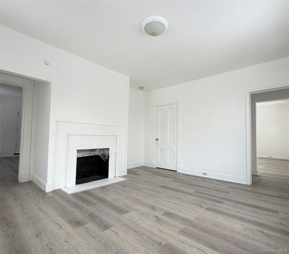 12 Victoria Ln Unit 2 - Photo 4 of 8