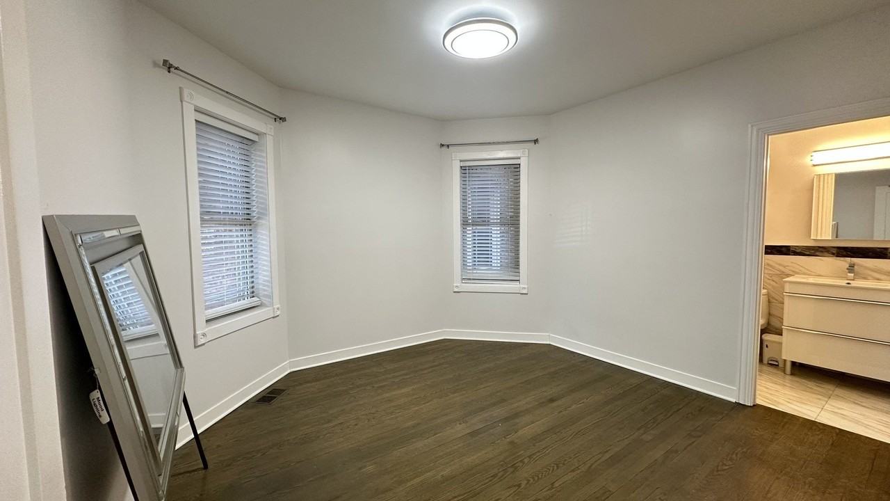 5716 N Campbell Ave Unit 1 - Photo 4 of 12