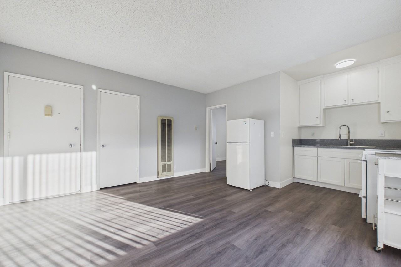 Cedar Court Apartments - Photo 5 of 36