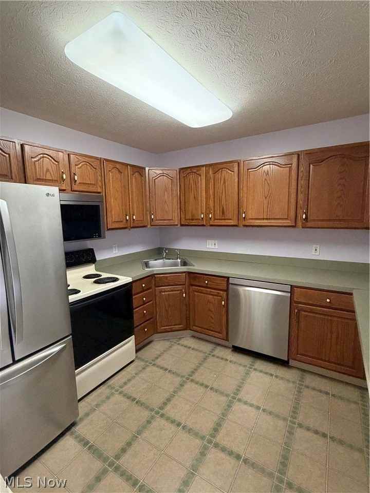 1360 Meadow Run - Photo 2 of 15