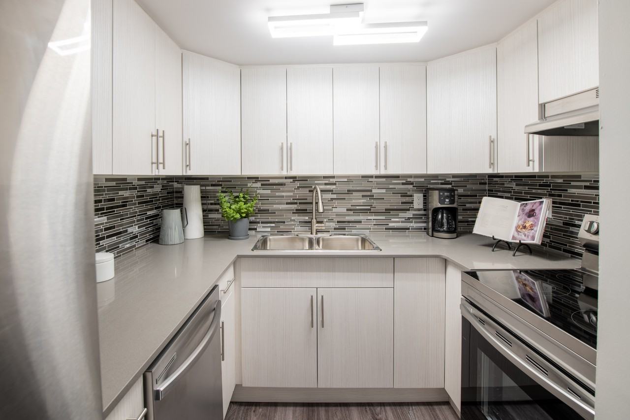 Broadview Manor - Photo 5 of 25