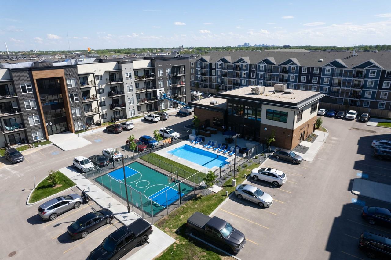 Luna at Aurora - Photo 4 of 37