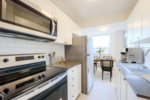 featured image of 440 Eglinton Ave E