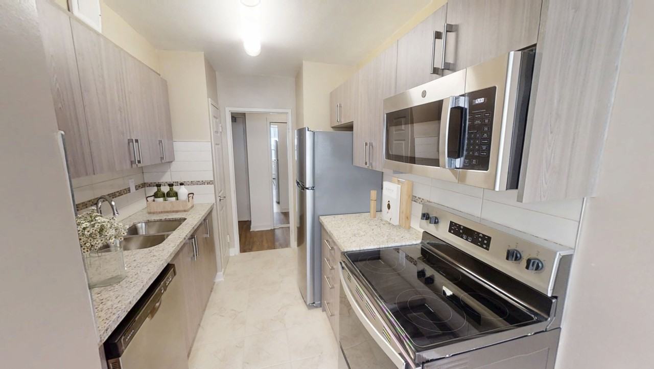 Holly Tower - Yonge and Eglinton - Photo 4 of 31