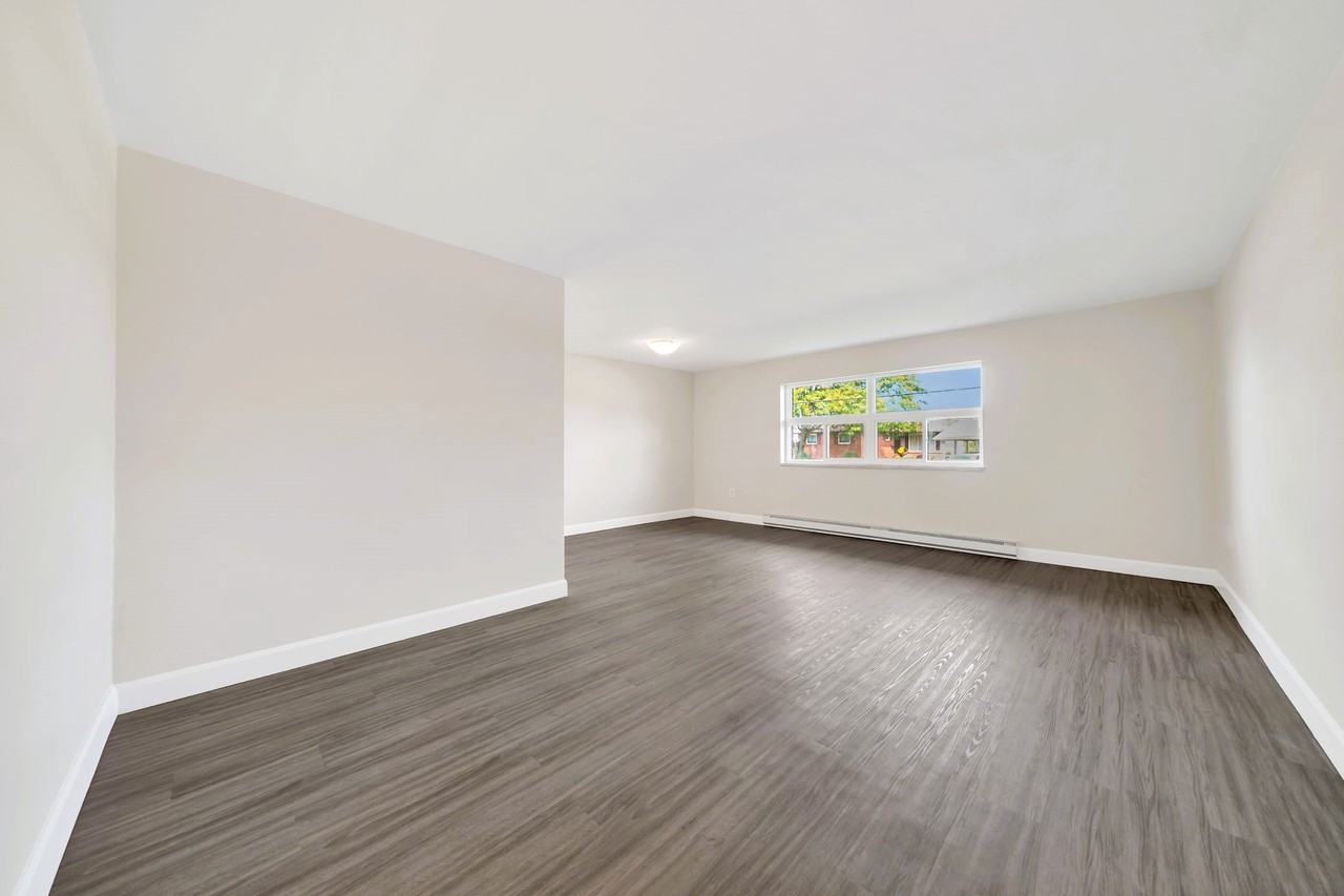 Bayfield Manor Apartments - Photo 7 of 23