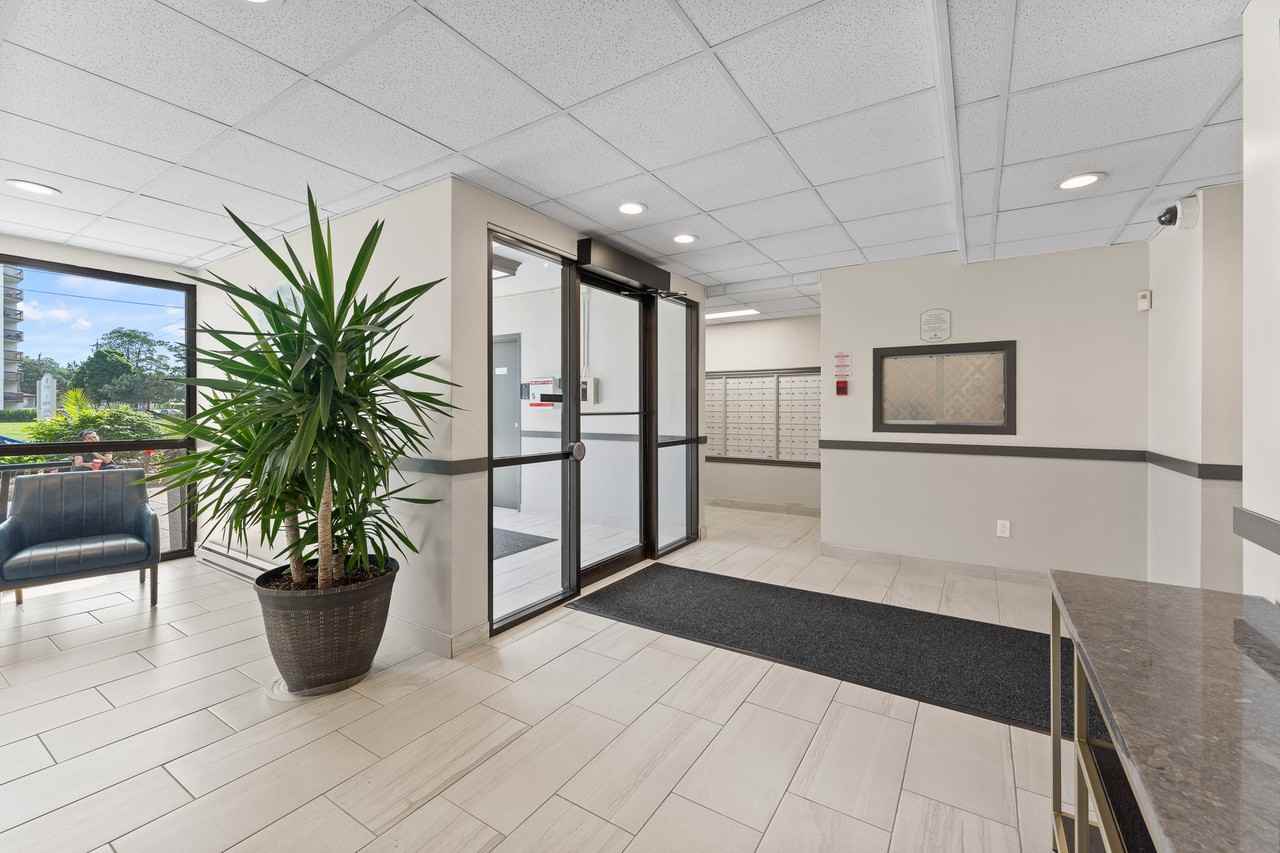 Royal Tower Apartments - Photo 5 of 23