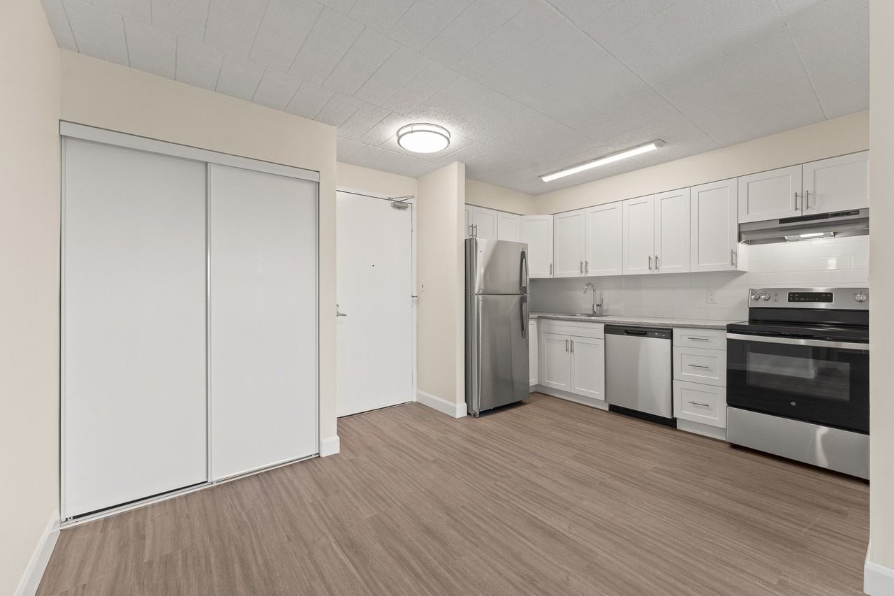 Royal Tower Apartments - Photo 7 of 23