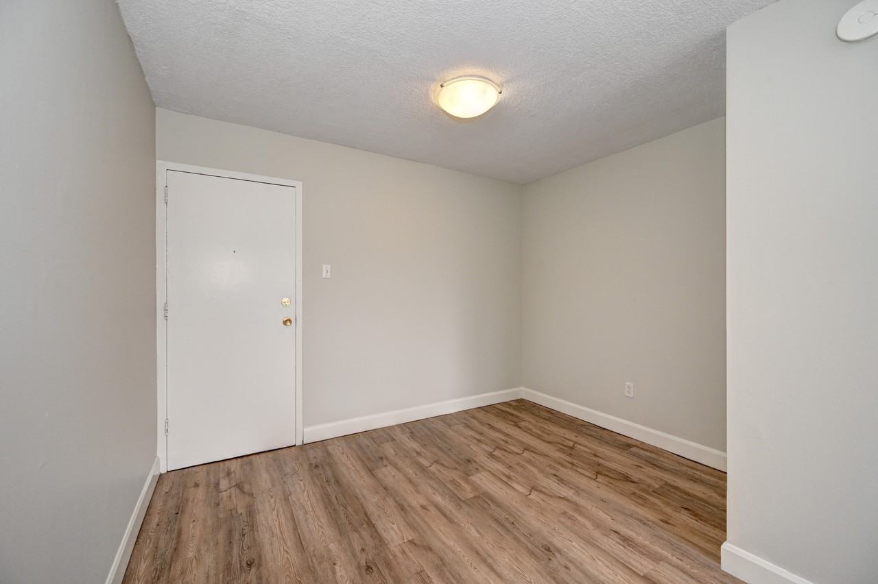 Skyway Estate Apartments - Photo 6 of 19