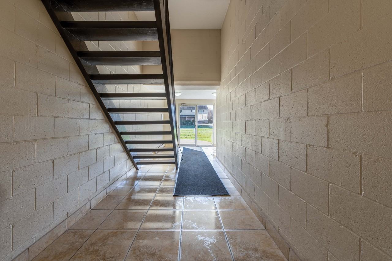 Georgian Manor Apartments - Photo 3 of 19