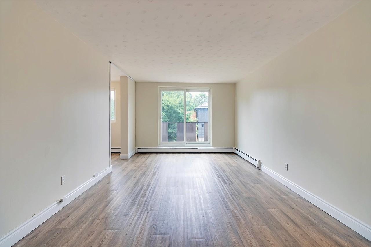 Georgian Manor Apartments - Photo 7 of 19