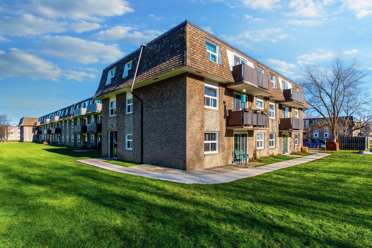 Huron Manor Apartments - Photo 3 of 20