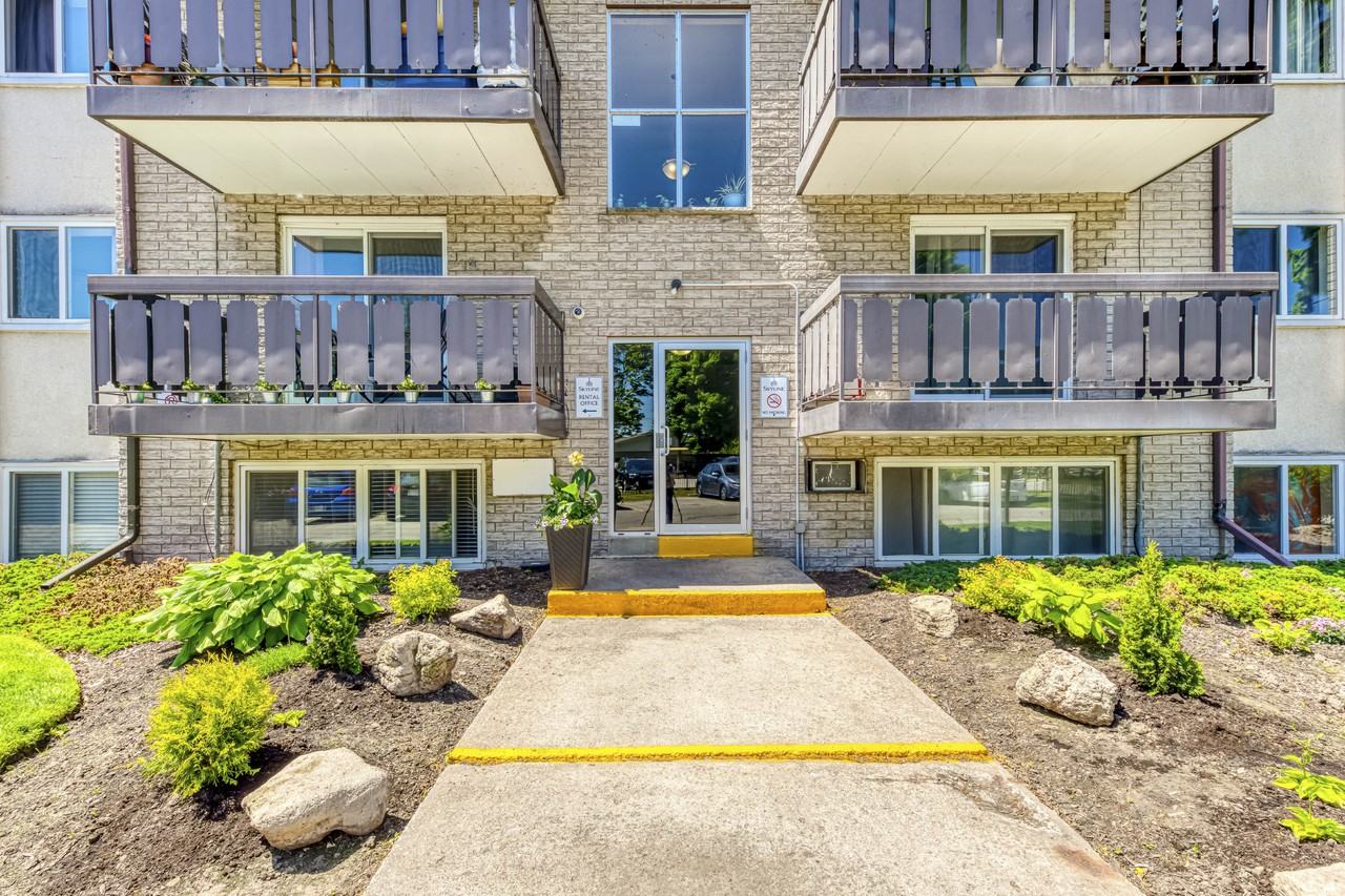 Lakeside Gardens Apartments - Photo 4 of 24