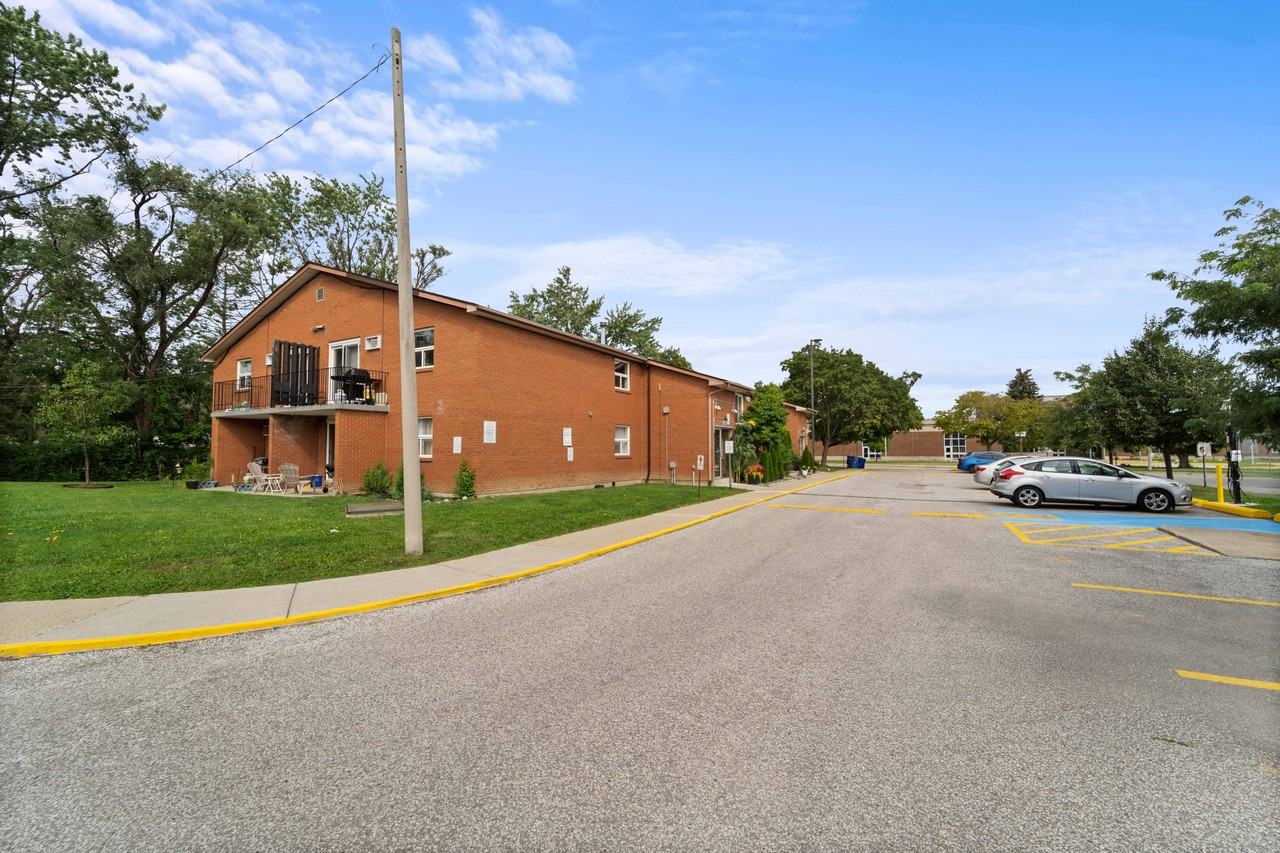 Empress Court Apartments - Photo 7 of 23